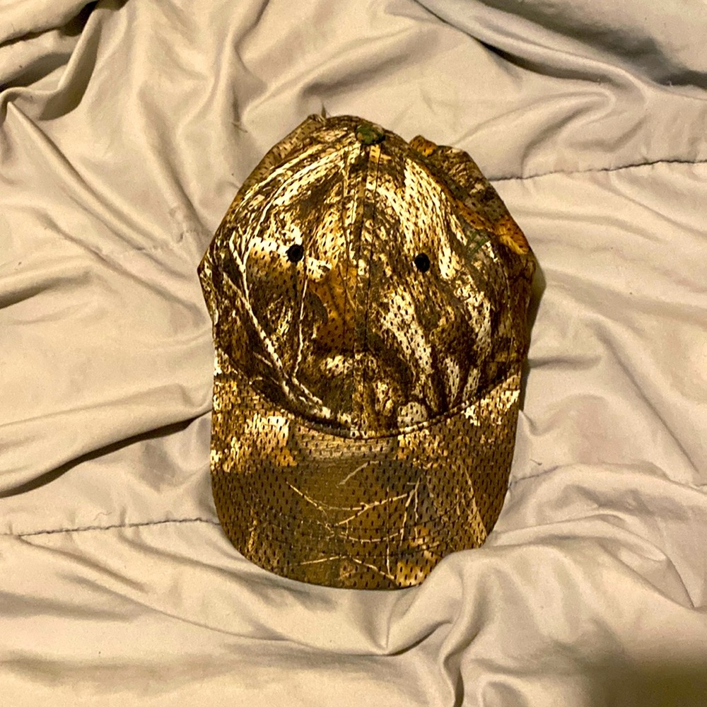 i am selling a camo hat. great for wearing during hunting or outfits
